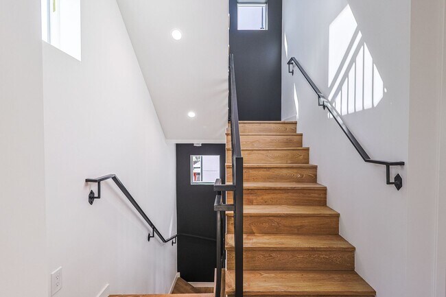 Building Photo - 4 Bed | 4.5 Bath | 2024 Construction | Tow...