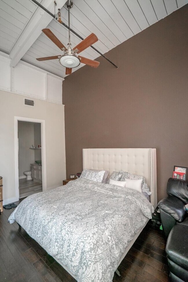 Building Photo - Beautiful 2 bedroom/2 bathroom loft with exposed brick, steel beams and hand scrapped wood floors.