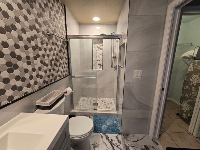 Building Photo - Remodeled 2 bed/ 2 bath/ 2 car garage ~ Annual Rental in Sarasota ~