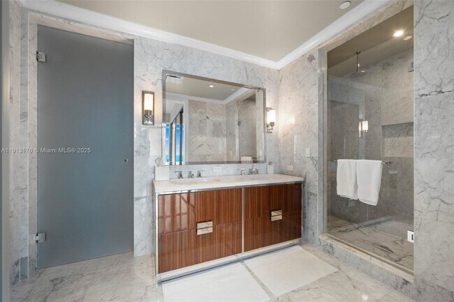 Building Photo - 15701 Collins Ave