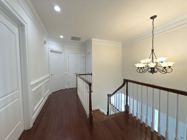 Building Photo - Spacious 4 Bed 5.5 Bath Home in Annandale,...