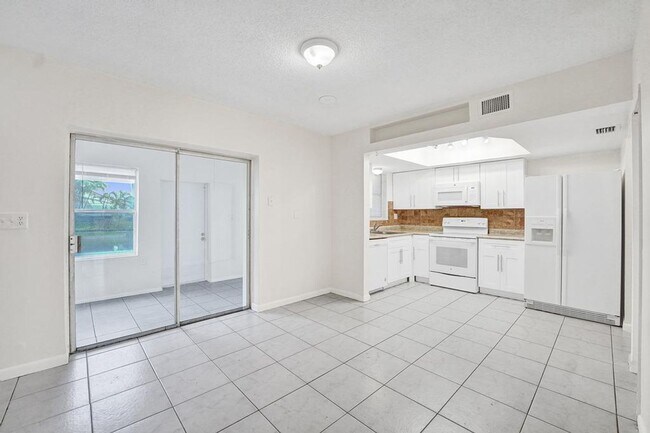 Building Photo - 3 BR / 3 BA + Patio + Parking AVAIL 8/1