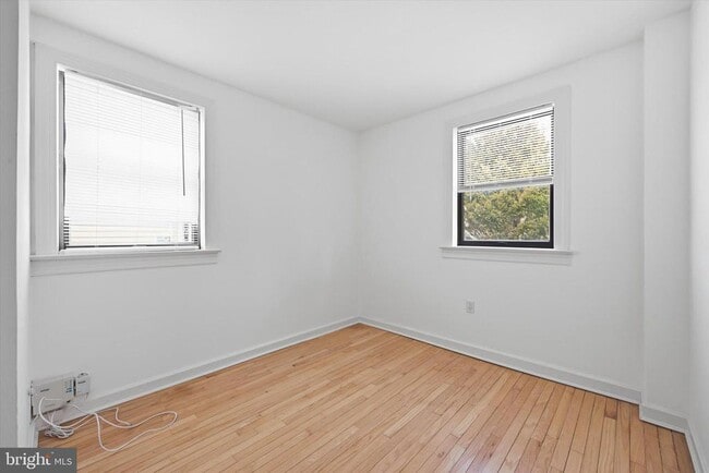 Building Photo - 734 Sunnyside Ave