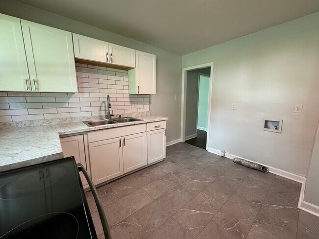 Building Photo - 3bed/1bath House in Greensboro - $1395/month