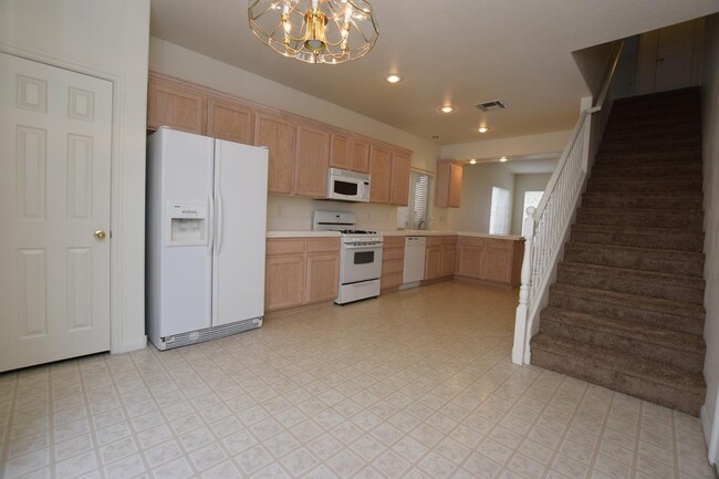 Building Photo - Nice 3 bedroom 2.5 bath home in a gated co...