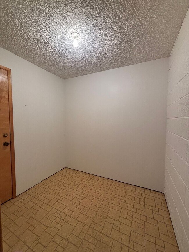 Building Photo - Perfect Home for Entertaining in Newberg - Showings Start 4/20/26