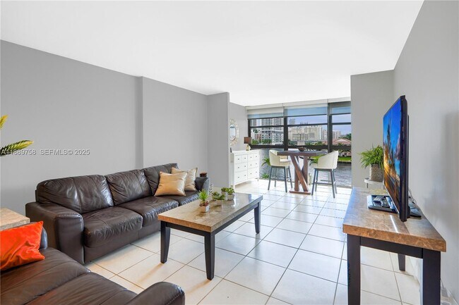 Building Photo - 200 Leslie Dr