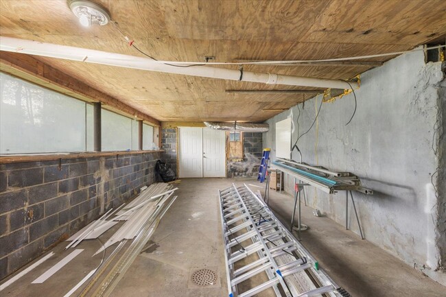 Building Photo - 530 Lakeview St