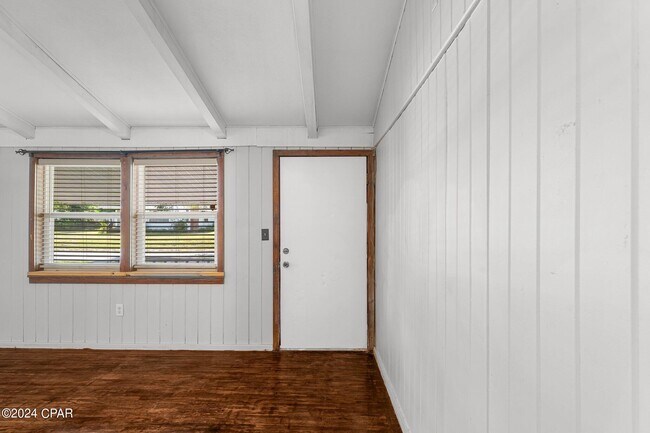 Building Photo - 526 Bay Ave
