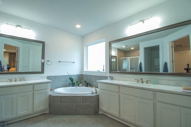 Building Photo - 16 Mariposa Wds Dr