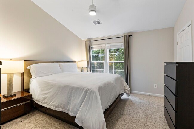 Building Photo - 2025 N Buchanan Ct