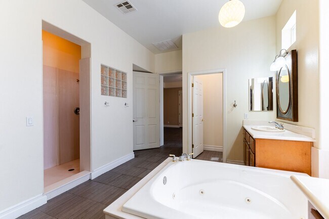 Building Photo - 3334 Garden Shower Pl
