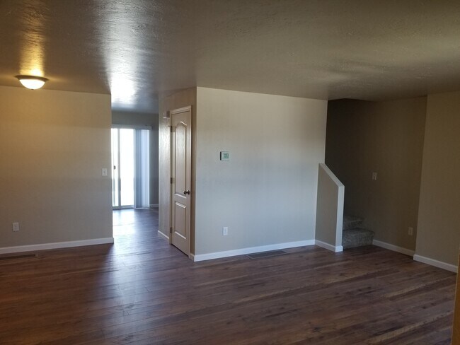 Building Photo - Large 4 bedroom, 2.5 bath duplex