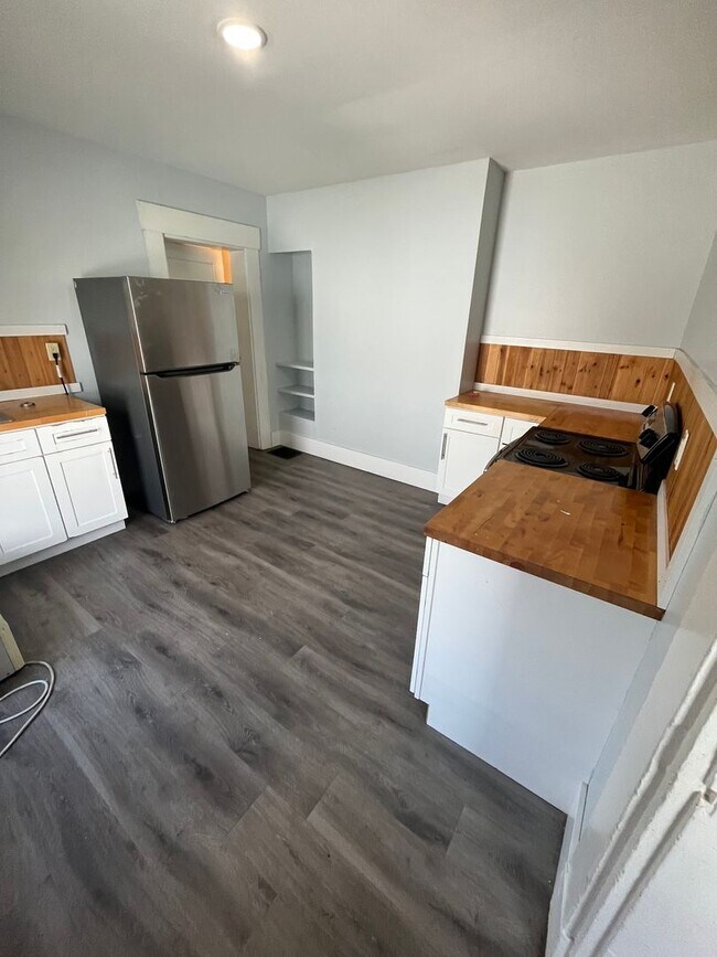 Building Photo - 816 Main St