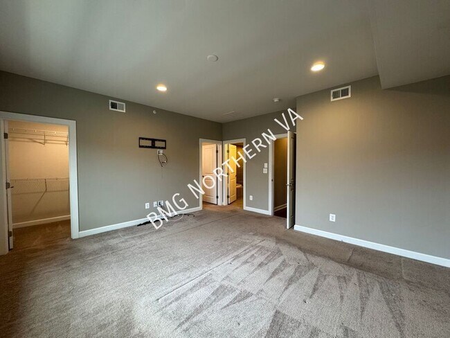 Building Photo - 43339 Stadium Ter