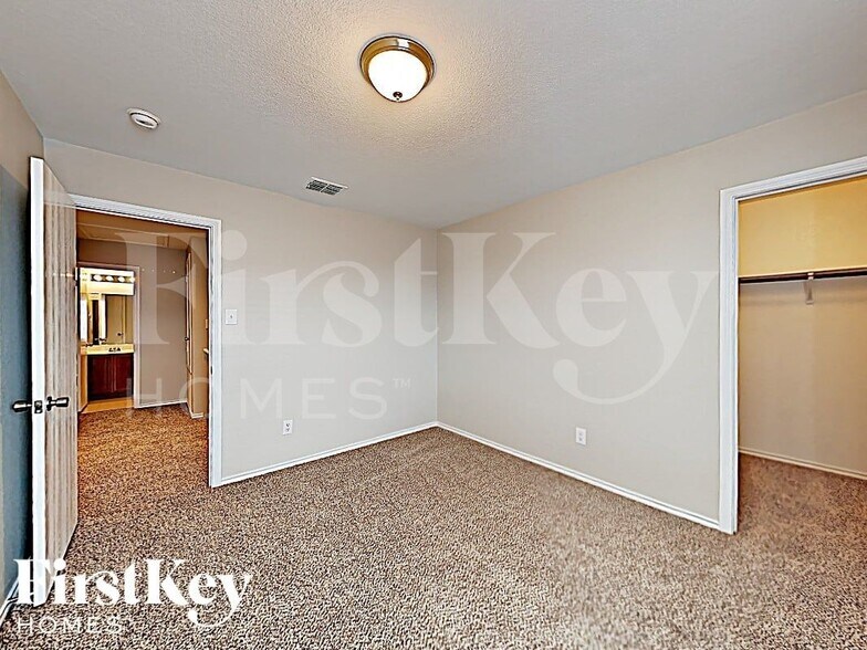 Building Photo - 2801 Spencer Cir