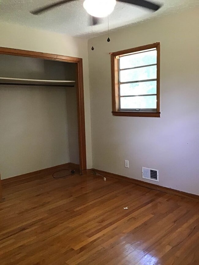 Building Photo - 10 Hampton Dr