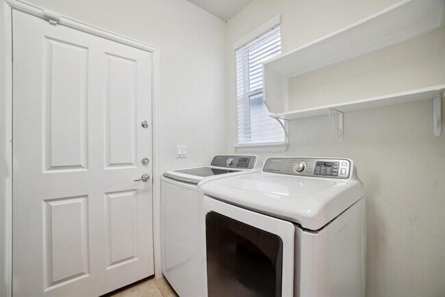 Building Photo - 207 Trinity Lane