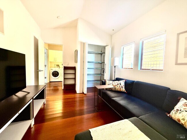 Building Photo - 4 Sandy Beach Rd