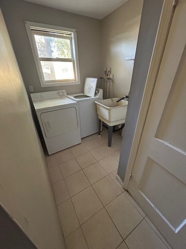 Building Photo - Charming 3-Bedroom Property in Prime Location