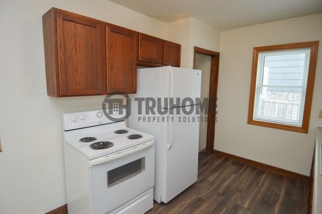 Building Photo - Spacious 5-Bedroom Home – Pet-Friendly and...