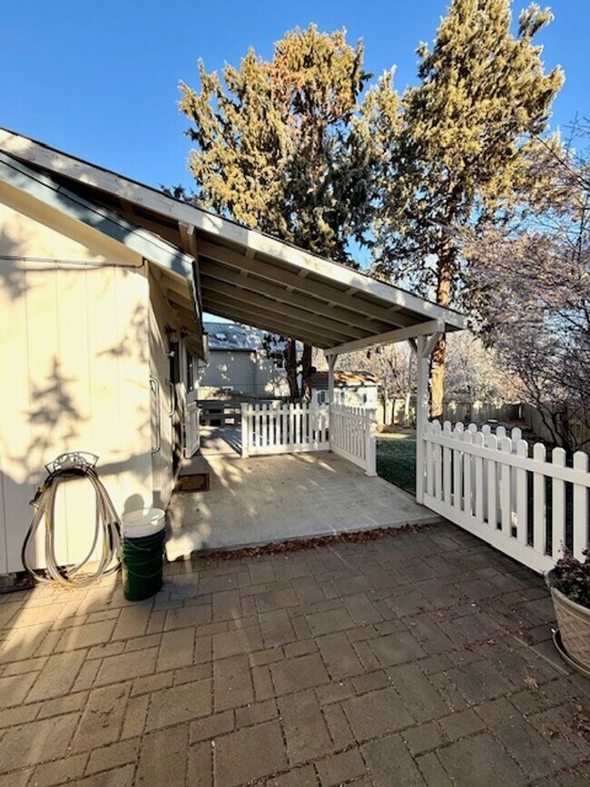 Building Photo - Lovely NE 3 Bedroom Home w/Large Yard & Mowing Included!