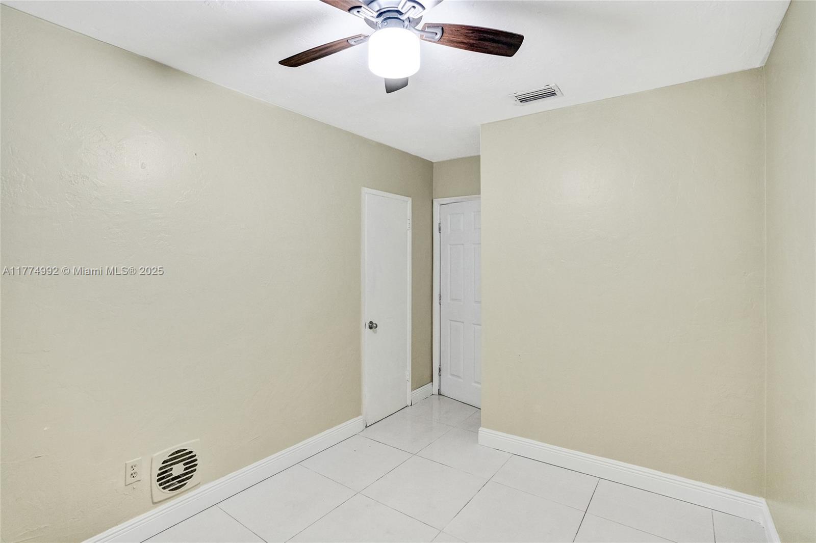 Building Photo - 450 NE 158th St