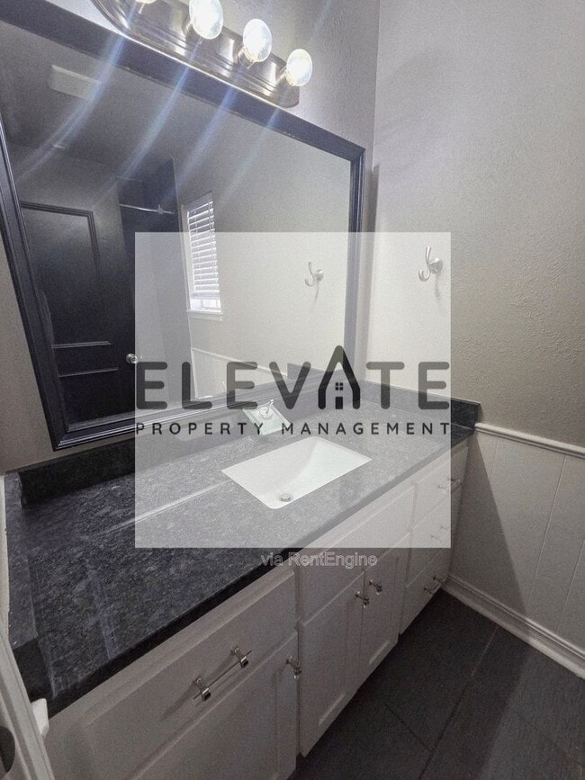 Building Photo - 1809 N Oakhill Rd