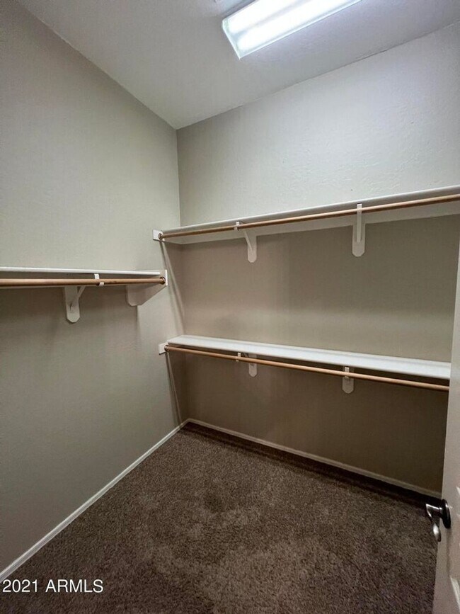 Building Photo - Beautiful 4 bedroom/ 2bath all on one story.