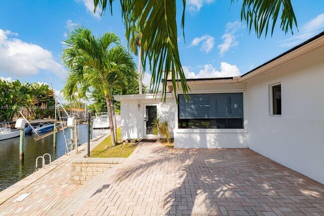 Building Photo - 5780 SW 18th St