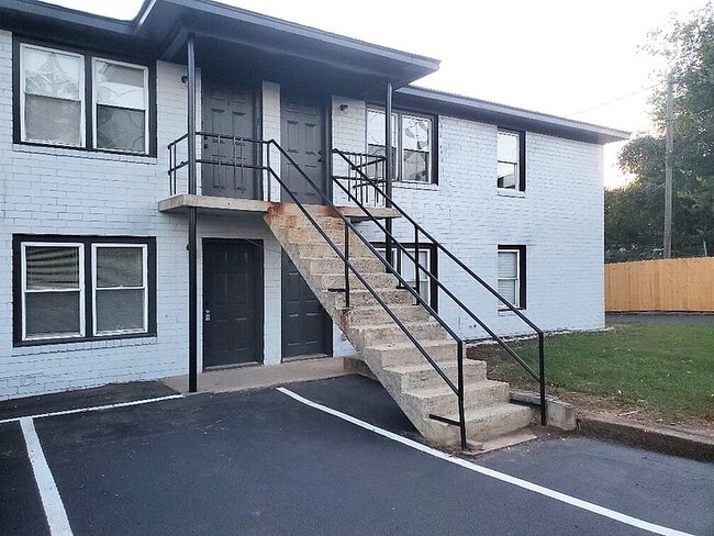 Building Photo - Hampton Avenue Apartments