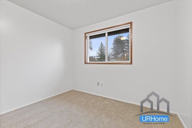 Building Photo - First Month FREE! Spacious 2BD/1.5BA Townhome in SE Portland - Move-In Ready