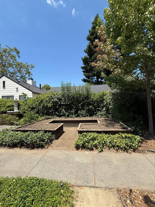 Building Photo - 2 Bedroom 1 Bathroom Updated Single Family...