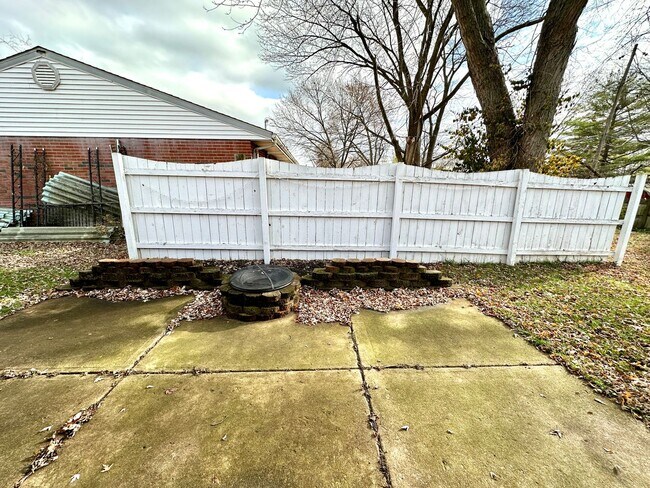 Building Photo - 10 Willow Dr