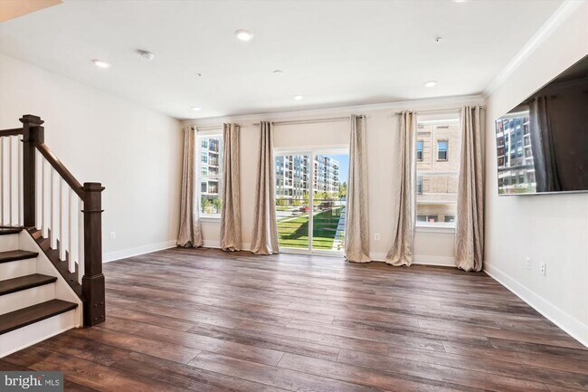 Building Photo - 909 Rockwell Ave