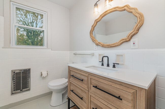 Building Photo - 828 Lemont Dr