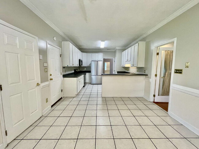 Building Photo - Spacious 3-Bedroom Nest with 2.5 Baths And...