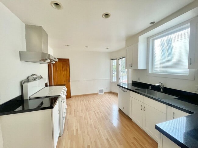 Building Photo - Westwood Park - Stunning 4BR+ / 2 BA Home ...