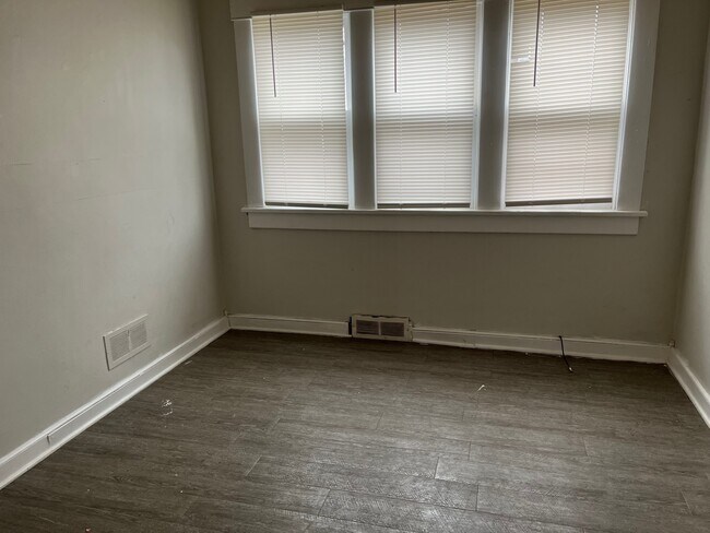 Building Photo - 532 Western Ave