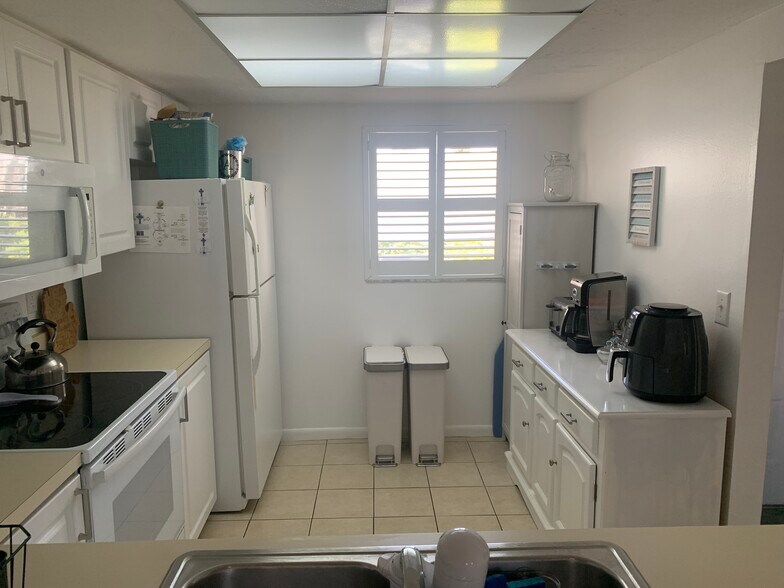 Building Photo - 1100 Capri Isles Blvd