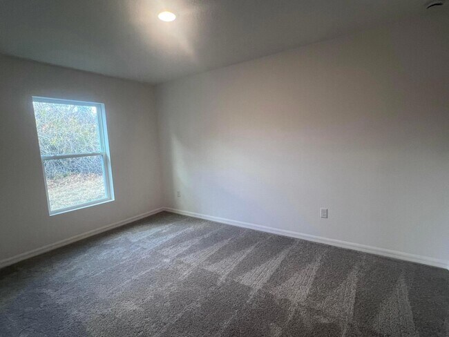 Building Photo - 3161 Fergus Ave