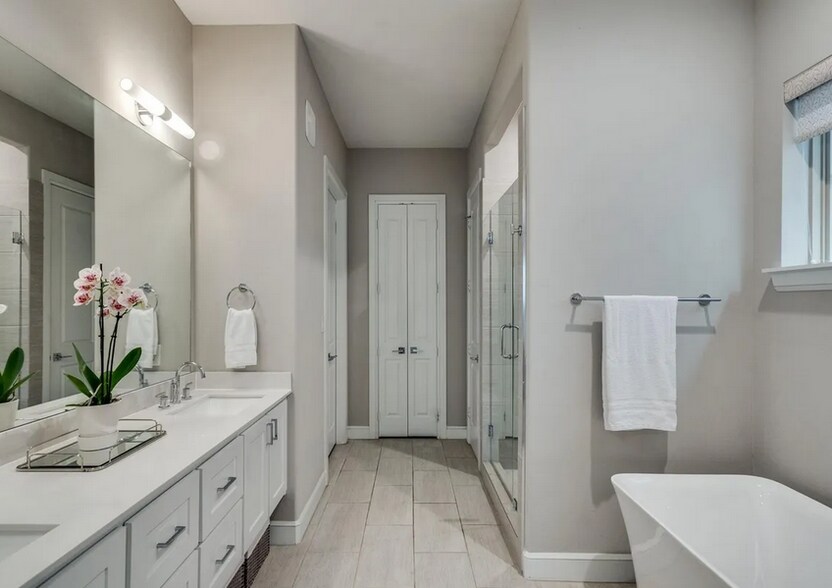 Building Photo - 5015 Meridian Ln