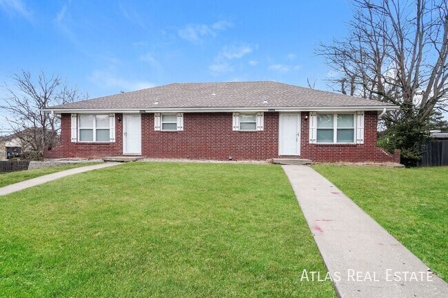 Building Photo - 906 SE 3rd Terrace