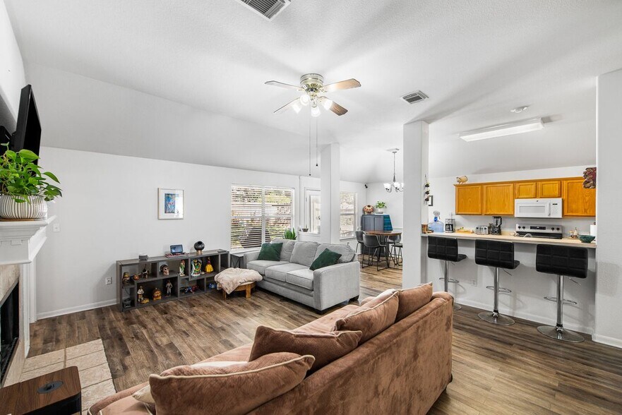 Building Photo - 13839 Bent Ridge Dr