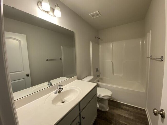 Building Photo - 107 Daymark Dr