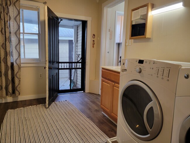 Building Photo - 420 St John St