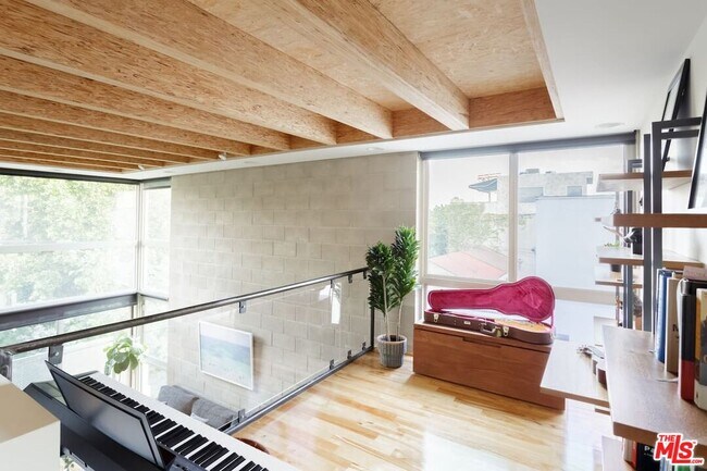 Building Photo - 530 N Larchmont Blvd