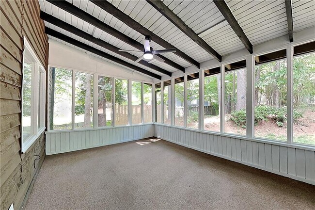 Building Photo - 9880 Lake Forest Way