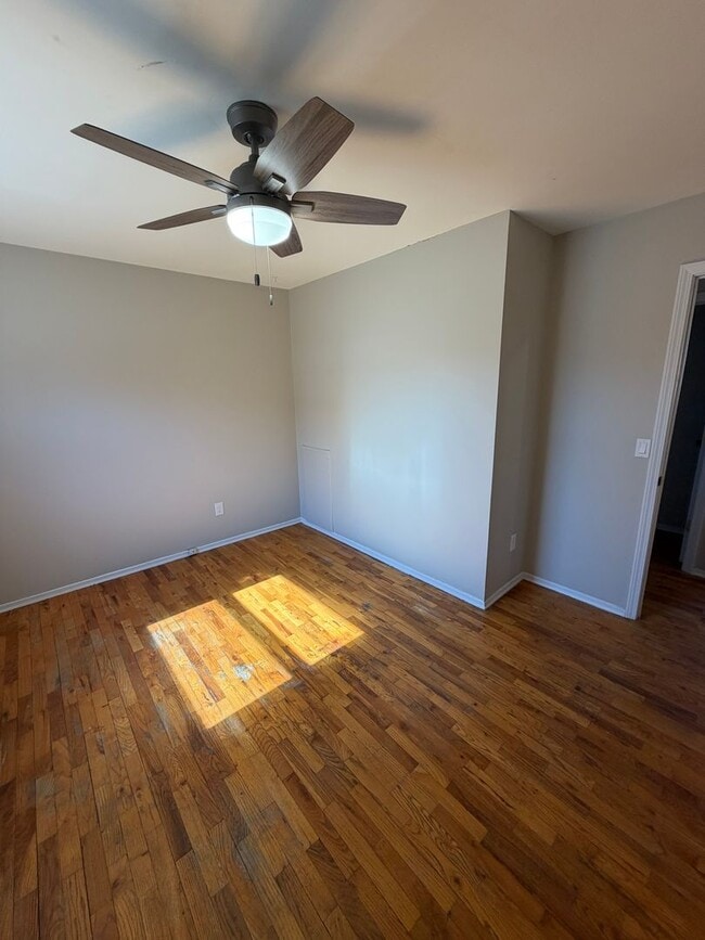 Building Photo - Remodeled 4BR/2BA Home in Lansing — Move in ready