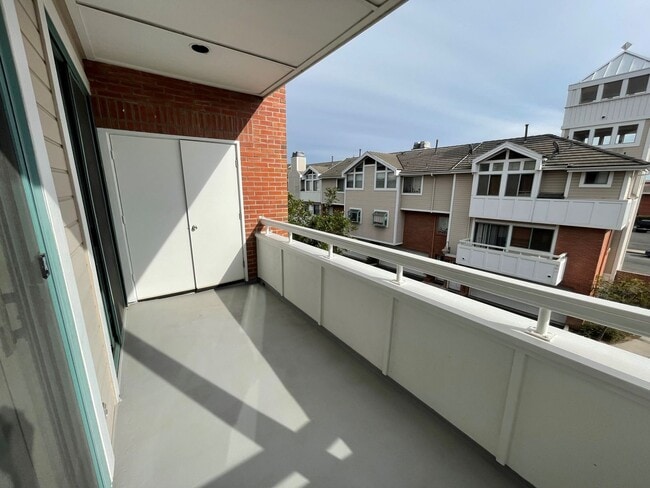 Building Photo - Remodeled Condo in Central Oxnard Gated Community!